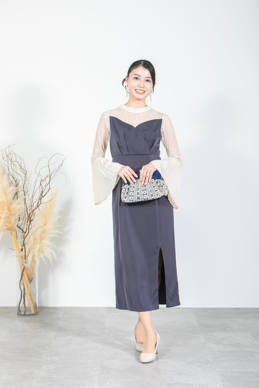 グレーのドレスを着た女の子