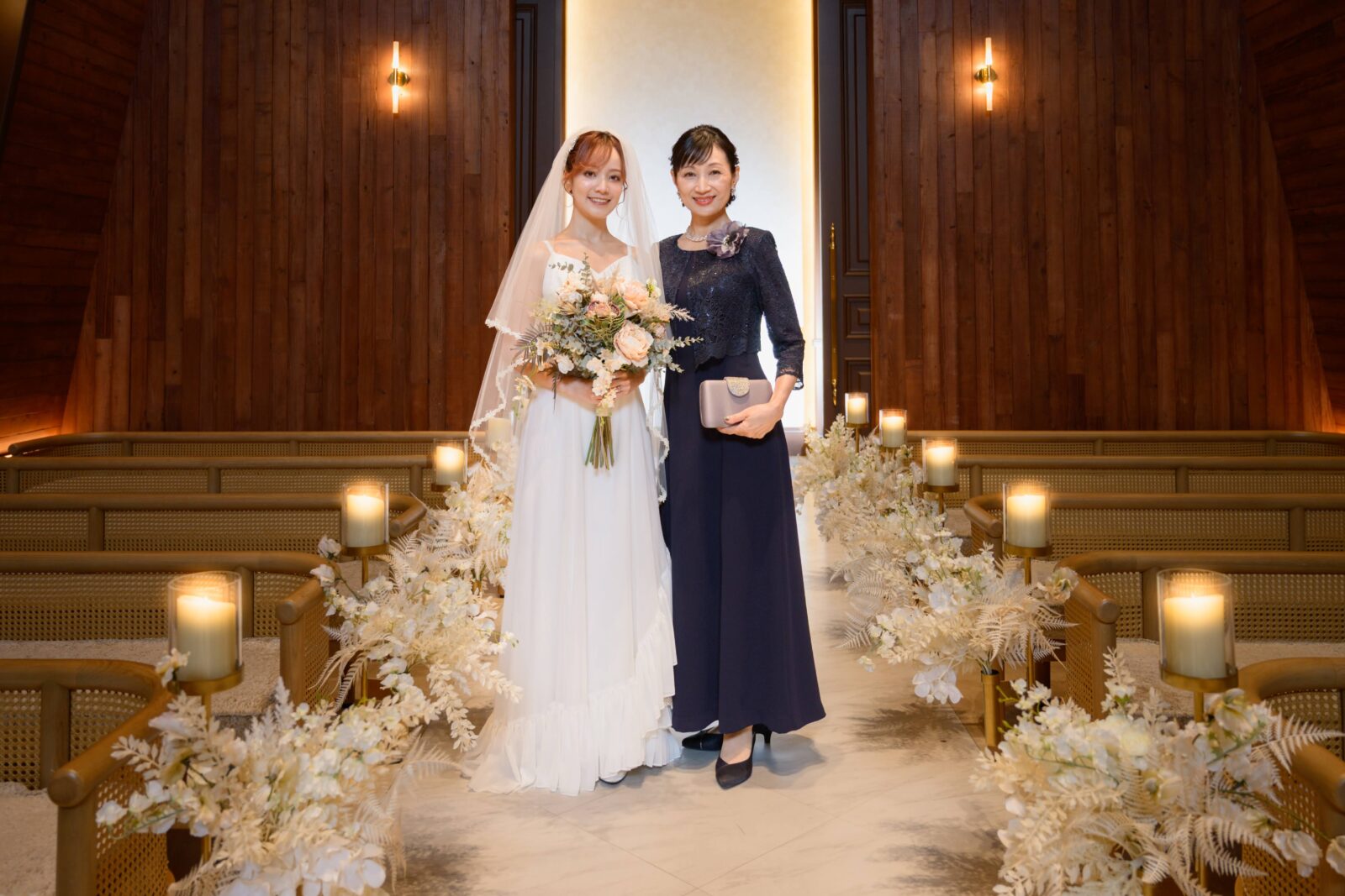 ウェディングドレスを着た花嫁とドレスを着た母親